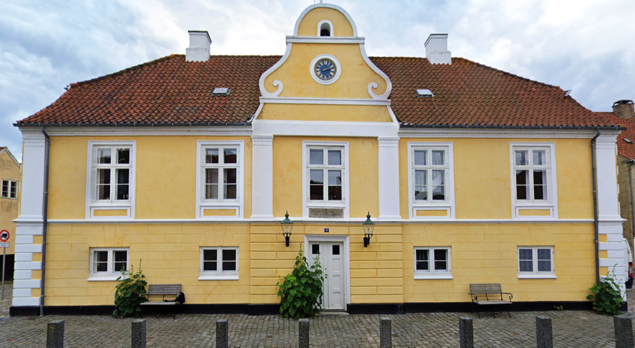 I dette års Gyldne Dage i Præstø har vi indgået et samarbejde med Erhvervsrådhuset, som holder til i Det Gamle Rådhus. Her inviterer vi inden for til café og arrangementer. Vi har også åbent i Thorvaldsen Samlingen på Nysø. Se mere i vores program.