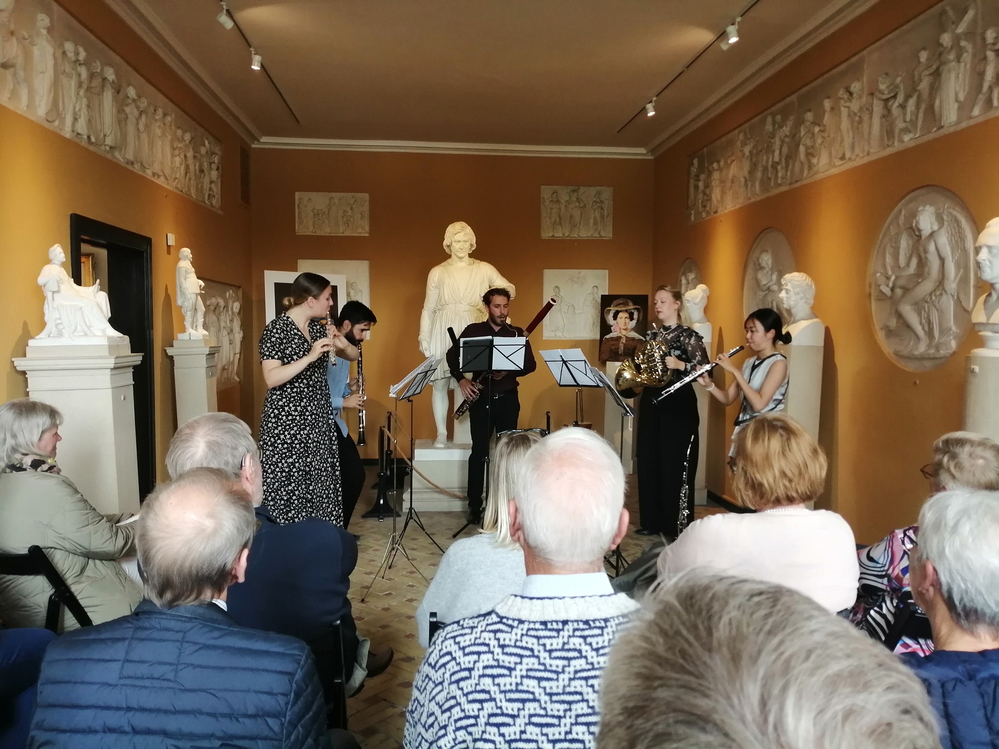 Vi inviterer til forskellige arrangementer i løbet af året. I 2022 havde vi besøg af kvintetten Vindtro til en fuldt udsolgt musikalsk eftermiddag. Foto: Thorvaldsen Samlingen på Nysø.