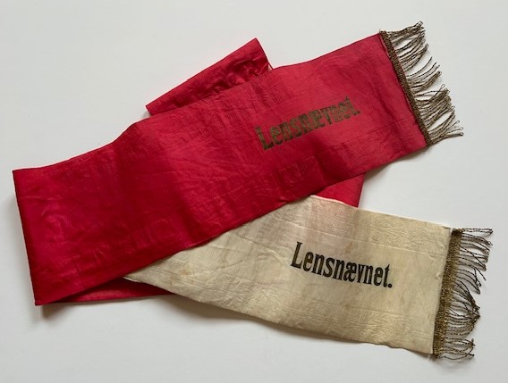 Thorvaldsen Samlingen på Nysø blev etableret i kølvandet på Lensafløsningsloven. I 2026 formidler vi historien i museet og ved flere arrangementer. Foto: Bånd fra Lensnævnet ved indvielsen af Thorvaldsen Samlingen på Nysø den 23. juni 1926. Thorvaldsen Samlingen på Nysø. Fotografiet er underlagt rettigheder og må ikke benyttes andetsteds.