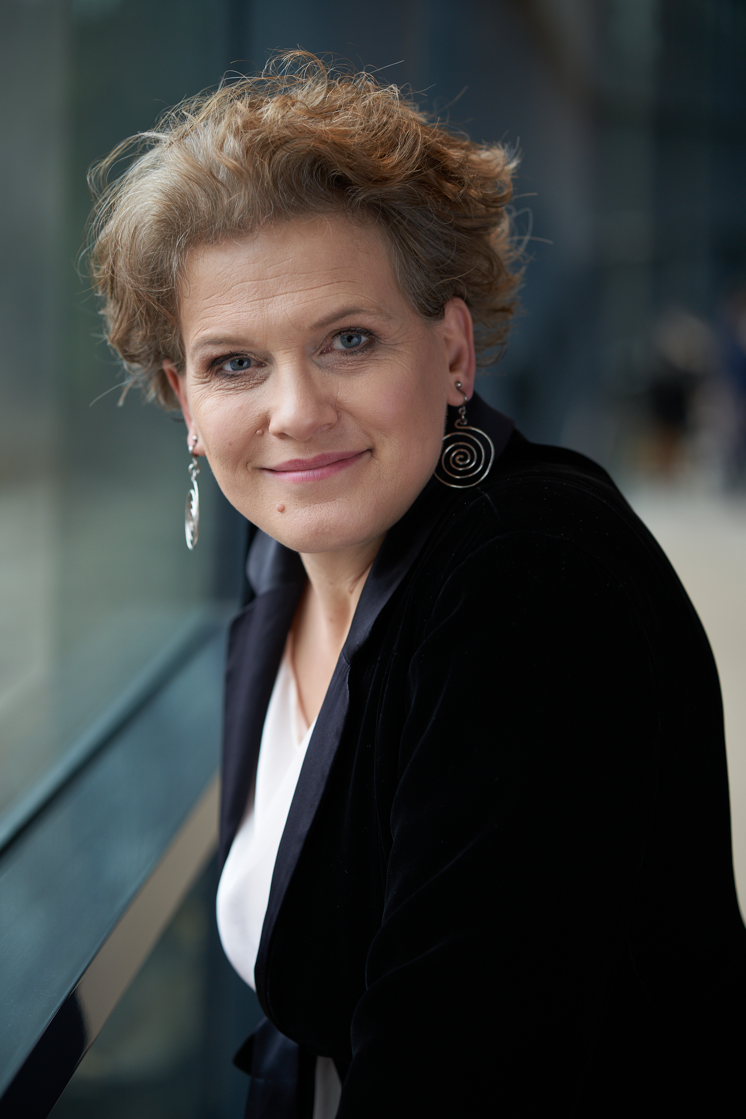 Rie Koch er konferencier ved jubilæumskoncerten.