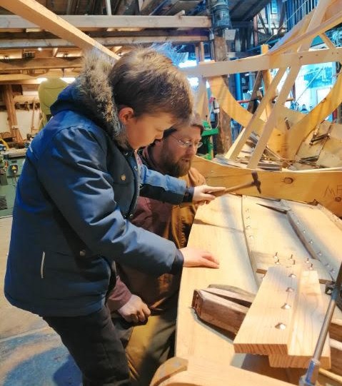 Bådehallen er et af de steder, skoleklasser kan besøge via PRÆSTØ-PAKKEN. Her prøver eleverne forskellige aktiviteter ifm. bådebygningen af den historiske Præstø-jolle. De hører også om havets og havnens betydning for byen gennem tiden.