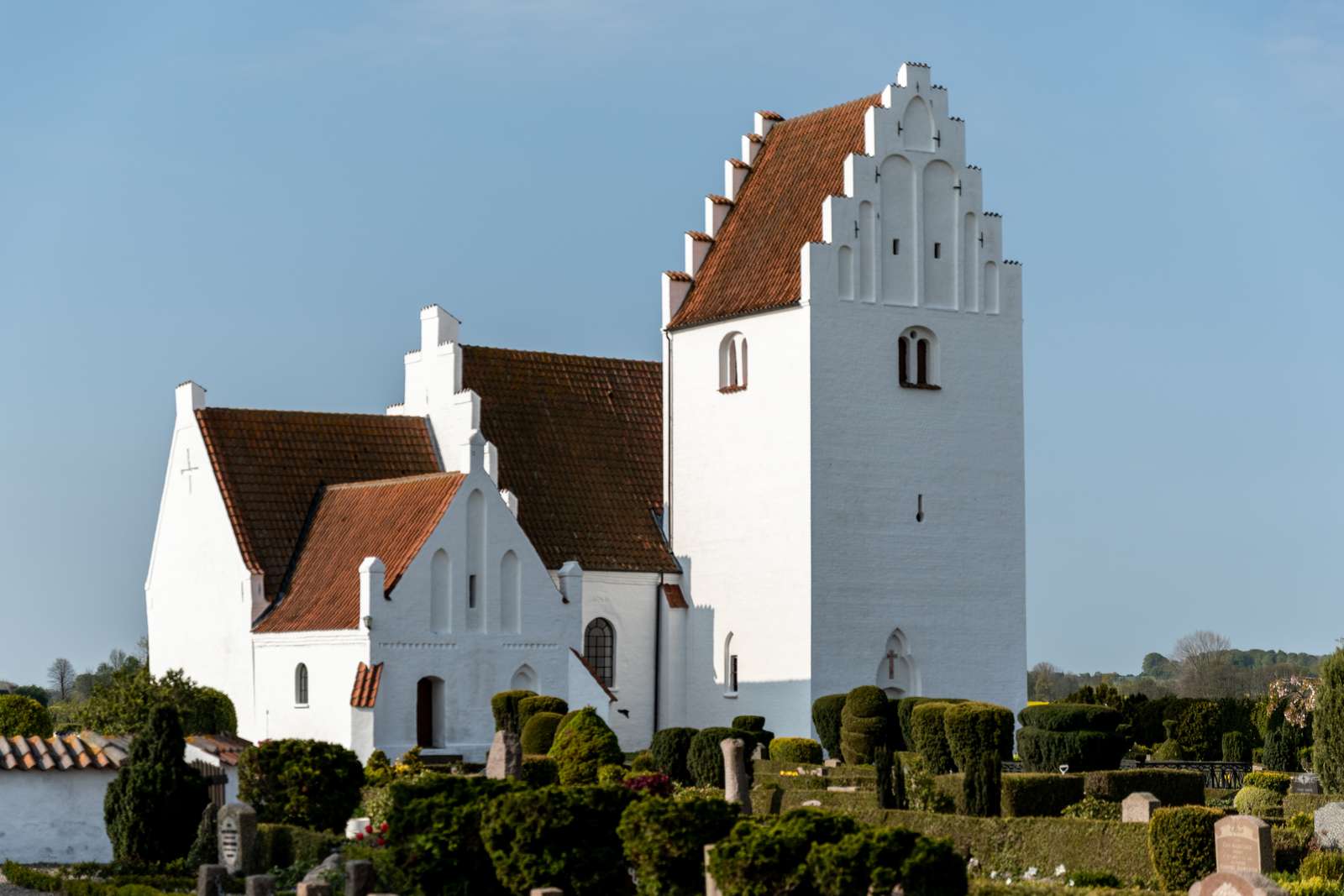 Jungshoved Kirke byder på fortællinger om kirkens historie samt slottet, der engang lå herude. Gøngehøvdingens farefulde bedrifter rundes, og i kirken ses Thorvaldsens altertavle og døbefont.