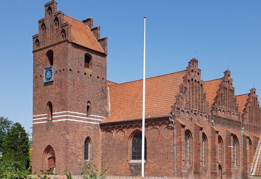 Eleverne får spændende fortællinger om kirke, tro, overtro, klostre og liv og død i Præstø Kirke.