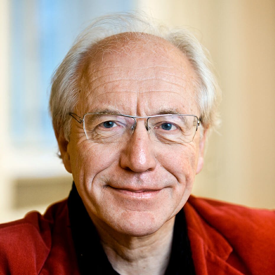 I samtale med historiker Rie Koch kommer professor emeritus Ditlev Tamm og fortæller om godser, baronier og stamhuses overgang til det moderne i begyndelsen af det 20. århundrede. Arrangementet er en del af vores jubilæumsaktivteter - Thorvaldsen Samlingen på Nysø blev netop etableret i kølvandet på lensafløsningsloven, der betød, at godser, baronier og stamhuse skulle ophæves og overgå til fri ejendom. Majoraternes kunstsamlinger skulle også gøres tilgængelige for alle - og derfor blev museet for Thorvaldsen her i Præstø etableret.