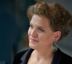 Rie Koch sætter scenen til vores stort anlagte jubilæumskoncert, der både tager os med tilbage til de vilde 1920ere, som var det årti, hvor museet blev etableret, og til stemningen fra Thorvaldsens Rom og tid på Nysø. Glæd jer til en festlig fejring af vores allesammens Thorvaldsen Samlingen på Nysø.