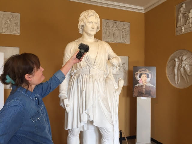 Kulturformidler Birgitte Langsted (billedet) har tilrettelagt og produceret lydfortællingen "Thorvaldsen på Nysø". Medvirkende er også kunsthistoriker og overinspektør Margrethe Floryan, Thorvaldsens Museum, og kulturformidler Anne Mette Liedecke Dall, Thorvaldsen Samlingen på Nysø. Lydmand Mads Kaarde har bidraget med  udvalgte lyde.